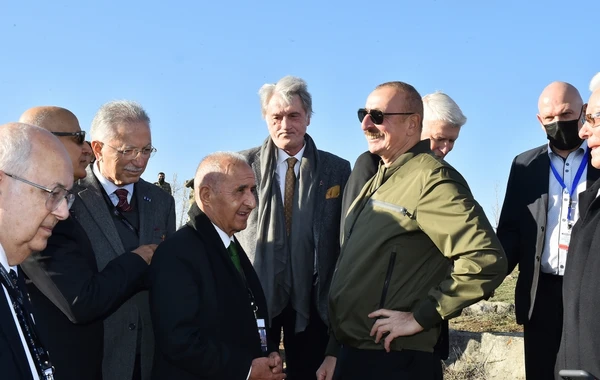 Prezident və birinci xanım VIII Qlobal Bakı Forumunun Şuşaya səfər edən iştirakçıları ilə söhbət ediblər - FOTO