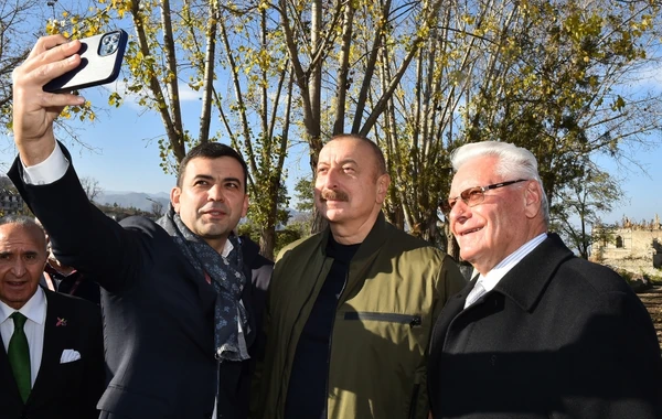 Prezident və birinci xanım VIII Qlobal Bakı Forumunun Şuşaya səfər edən iştirakçıları ilə söhbət ediblər - FOTO