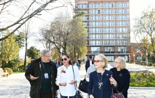 Prezident və birinci xanım VIII Qlobal Bakı Forumunun Şuşaya səfər edən iştirakçıları ilə söhbət ediblər - FOTO