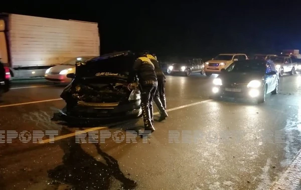 Bakıda iki avtomobil toqquşub, xəsarət alan var - FOTO