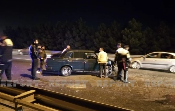 Bakıda iki avtomobil toqquşub, xəsarət alan var - FOTO