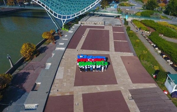 Tbilisidə Zəfər Günü münasibətilə fləşmob keçirilib - FOTO