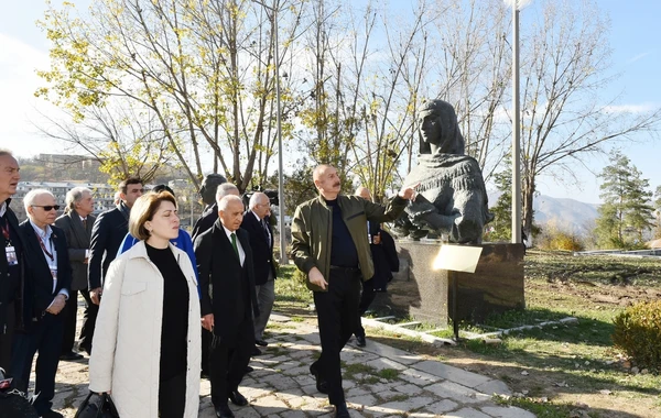 Президент и первая леди побеседовали в Шуше с участниками VIII Глобального Бакинского форума - ФОТО