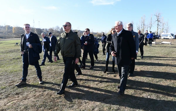 Президент и первая леди побеседовали в Шуше с участниками VIII Глобального Бакинского форума - ФОТО