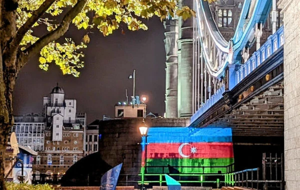 Londonda 6 bina Azərbaycan bayrağının rənglərinə boyandı - FOTO