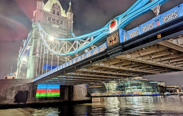 Londonda 6 bina Azərbaycan bayrağının rənglərinə boyandı - FOTO