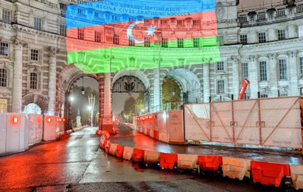 Londonda 6 bina Azərbaycan bayrağının rənglərinə boyandı - FOTO