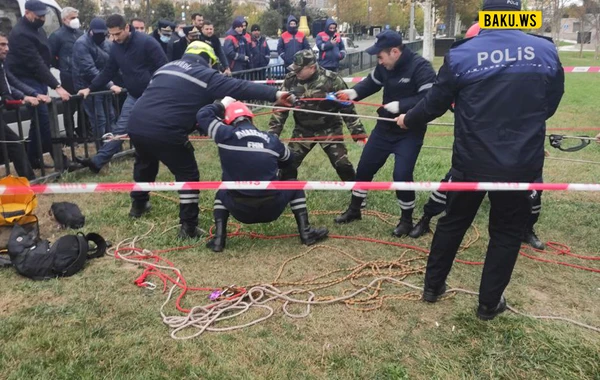 “Qış parkı”nın işçisi 10 metrlik şaxtaya düşdü - VİDEO