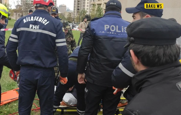 “Qış parkı”nın işçisi 10 metrlik şaxtaya düşdü - VİDEO