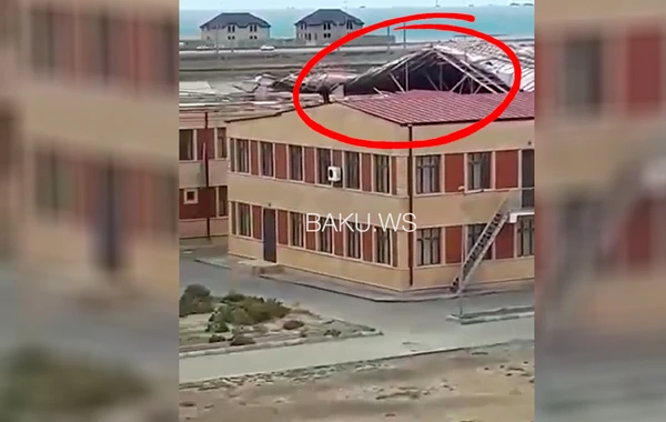 Güclü külək Bakıda məktəbin dam örtüyünü uçurdu - VİDEO