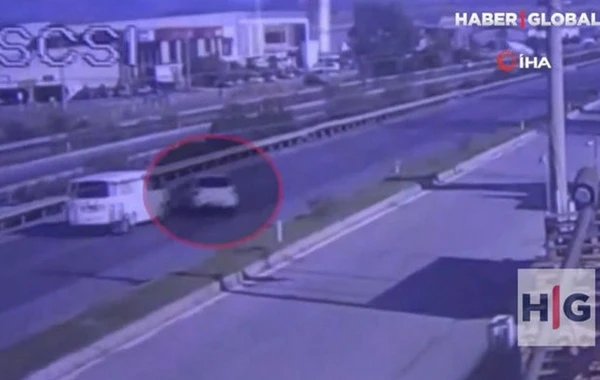 Yol kənarındakı baryerlərə çırpılan avtomobil ağır qəza törətdi – ANBAAN VİDEO