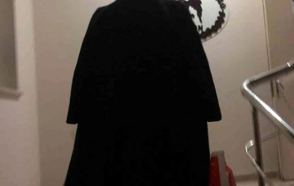 Polis əxlaqsızlıq yuvasına basqın etdi, azərbaycanlı qadının ayağı sındı - VİDEO