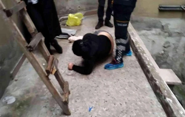 Polis əxlaqsızlıq yuvasına basqın etdi, azərbaycanlı qadının ayağı sındı - VİDEO