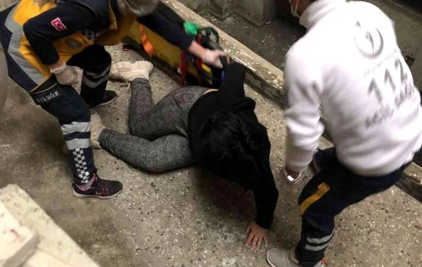 Polis əxlaqsızlıq yuvasına basqın etdi, azərbaycanlı qadının ayağı sındı - VİDEO