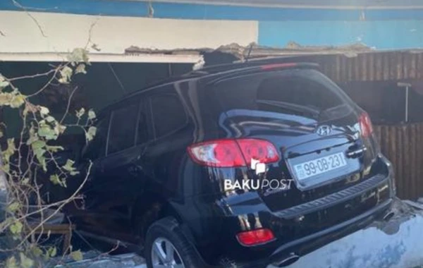 Bakıda avtomobil kafeyə girdi – FOTO