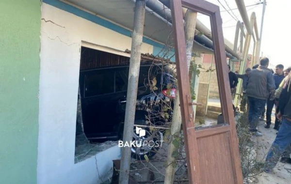 Bakıda avtomobil kafeyə girdi – FOTO