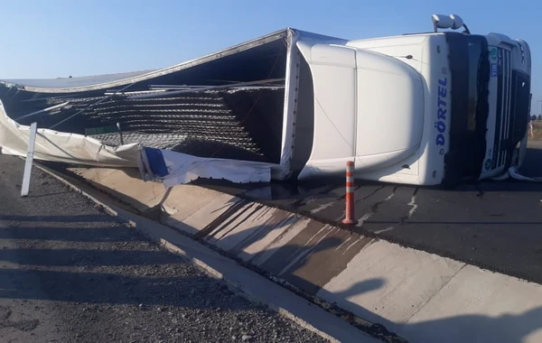 Azərbaycanda TIR yoldan çıxaraq aşdı - VİDEO