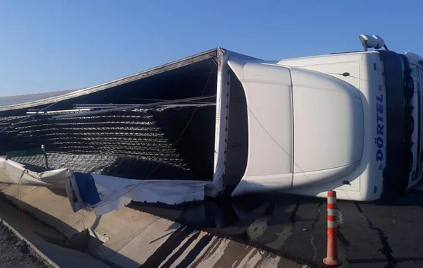 Azərbaycanda TIR yoldan çıxaraq aşdı - VİDEO