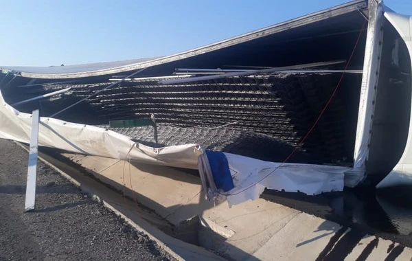 Azərbaycanda TIR yoldan çıxaraq aşdı - VİDEO
