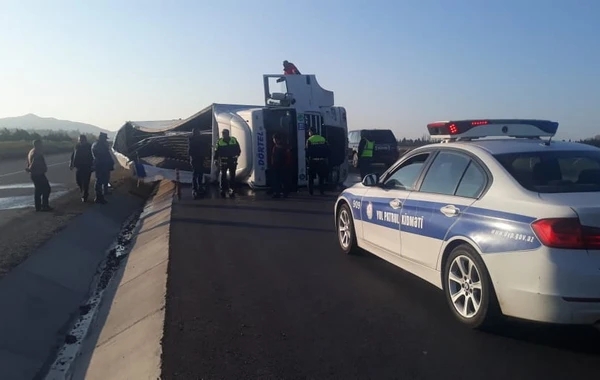 Azərbaycanda TIR yoldan çıxaraq aşdı - VİDEO