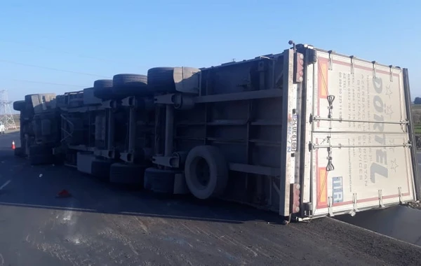 Azərbaycanda TIR yoldan çıxaraq aşdı - VİDEO
