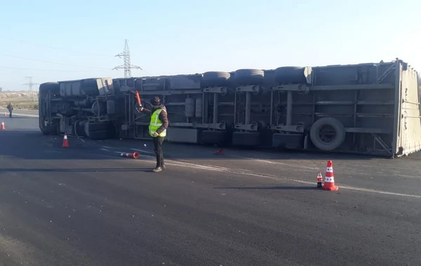 Azərbaycanda TIR yoldan çıxaraq aşdı - VİDEO