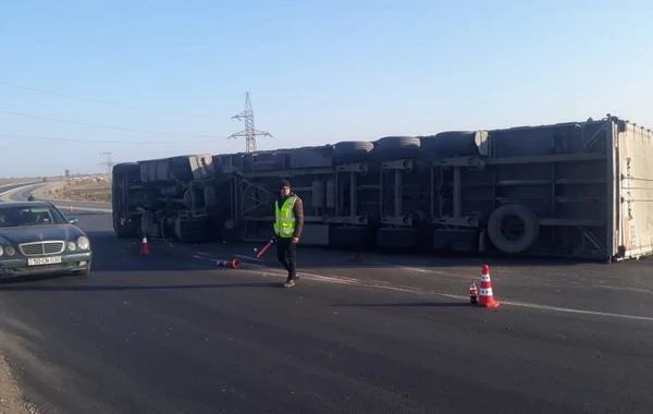 Azərbaycanda TIR yoldan çıxaraq aşdı - VİDEO