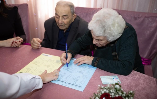 В Баку 87-летний мужчина женился на 78-летней женщине - ФОТО