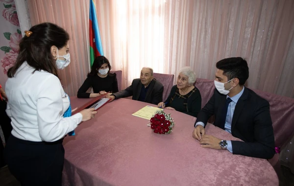 В Баку 87-летний мужчина женился на 78-летней женщине - ФОТО