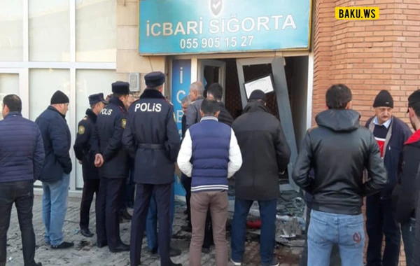 В Азербайджане полицейский автомобиль врезался в магазин, есть погибший - ОБНОВЛЕНО + ФОТО