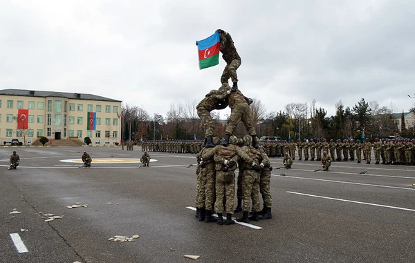 Министр обороны Азербайджана посетил новую воинскую часть коммандос - ВИДЕО