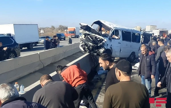 Mikroavtobus beton lövhəyə çırpılıb, 10 nəfər xəsarət alıb - FOTO