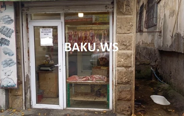 Bakıda yolun ortasına qanlı heyvan başı asan qəssab cəzalandırıldı - FOTO