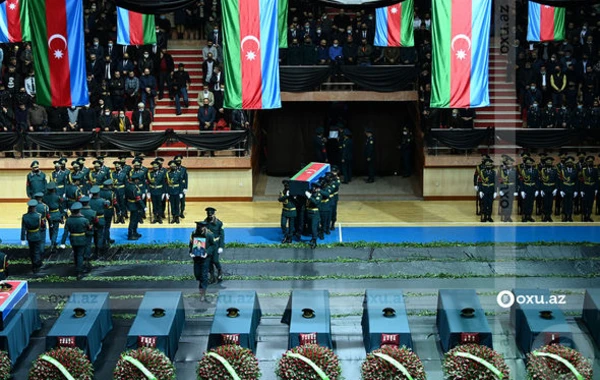 Завершилась церемония прощания с военнослужащими, погибшими при крушении вертолета - ОБНОВЛЕНО + ВИДЕО