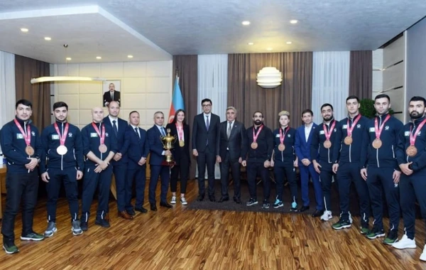 Fərid Qayıbov dünya çempionatında medal qazanmış karateçilərlə görüşüb
