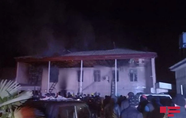 В Азербайджане при пожаре в доме погибли 3 человека - ФОТО