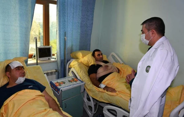 Elçin Quliyev helikopter qəzasında yaralanan hərbçiləri ziyarət edib