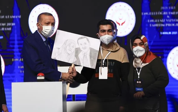 Ərdoğan anasının tablosunu çəkən gəncin əlindən öpdü - FOTO/VİDEO