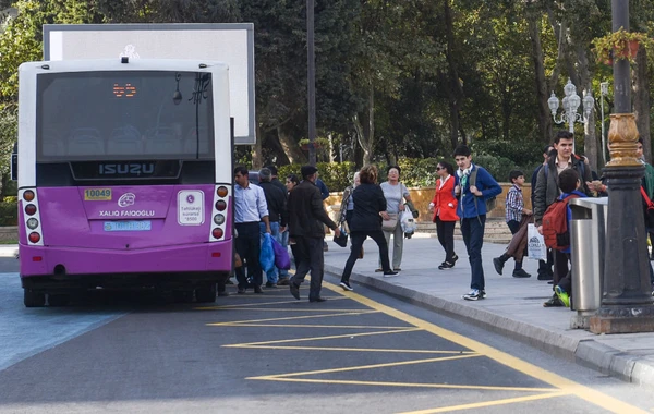 Bakıda qadın avtobusdan yıxıldı, ağır xəsarət aldı