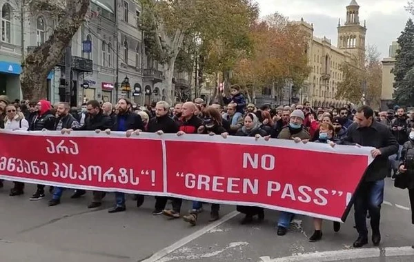 Gürcüstanda COVID pasportlarına qarşı etiraz aksiyası keçirildi