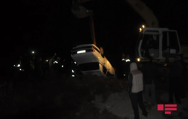 В Азербайджане автомобиль упал в канал, погибли два человека - ФОТО