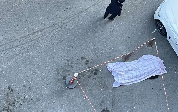 В Баку молодой человек выбросился из окна многоэтажки - ФОТО