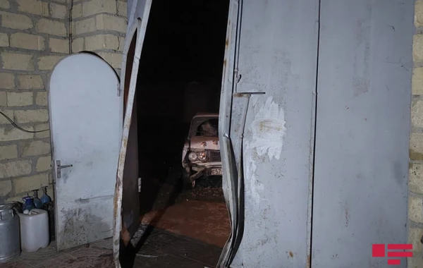 Göygöldə minik maşını darvazaya çırpıldı, ev sahibi xəsarət aldı - FOTO