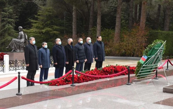 Руководство SOCAR посетило могилу общенационального лидера Гейдара Алиева - ФОТО