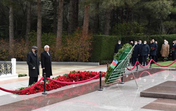 Руководство SOCAR посетило могилу общенационального лидера Гейдара Алиева - ФОТО
