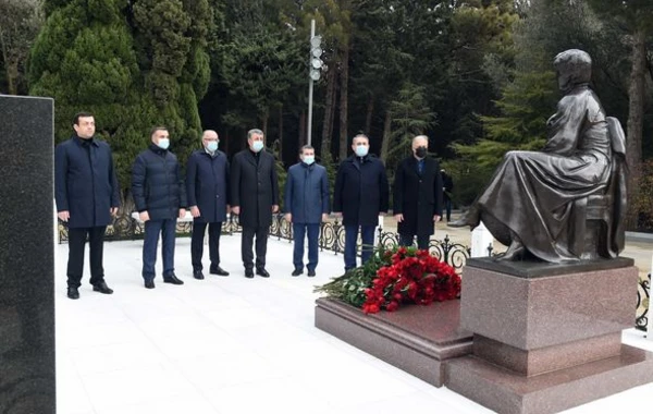 Руководство SOCAR посетило могилу общенационального лидера Гейдара Алиева - ФОТО