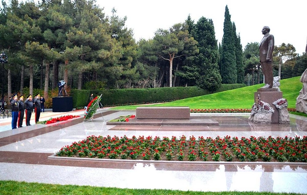 Azərbaycan Ordusunun generalları Heydər Əliyevin məzarını ziyarət edib
