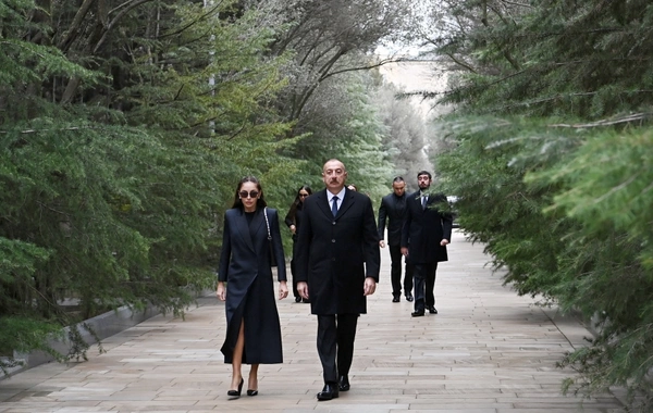 İlham Əliyev, Mehriban Əliyeva və ailə üzvləri ümummilli lider Heydər Əliyevin məzarını ziyarət ediblər - FOTO/VİDEO