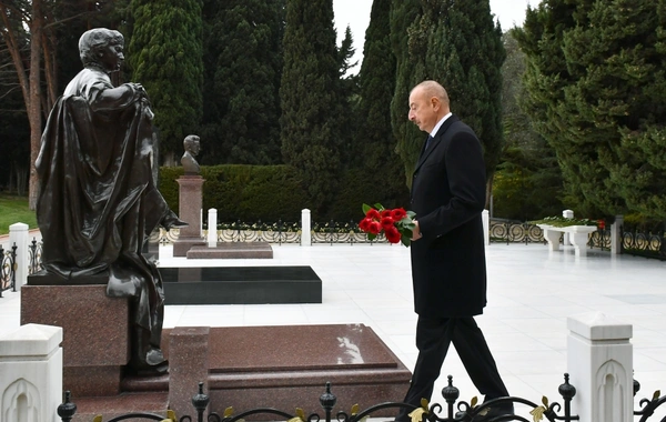 İlham Əliyev, Mehriban Əliyeva və ailə üzvləri ümummilli lider Heydər Əliyevin məzarını ziyarət ediblər - FOTO/VİDEO