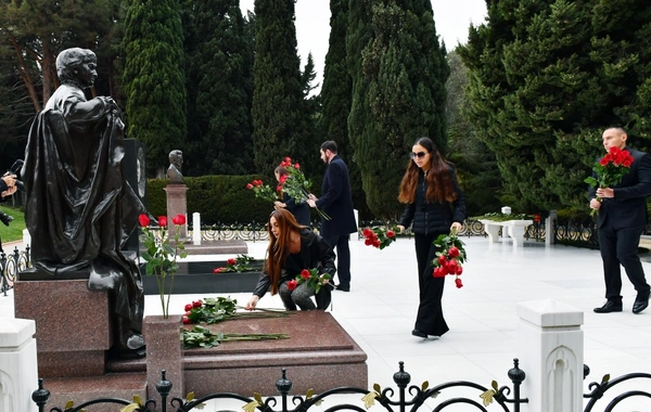 İlham Əliyev, Mehriban Əliyeva və ailə üzvləri ümummilli lider Heydər Əliyevin məzarını ziyarət ediblər - FOTO/VİDEO